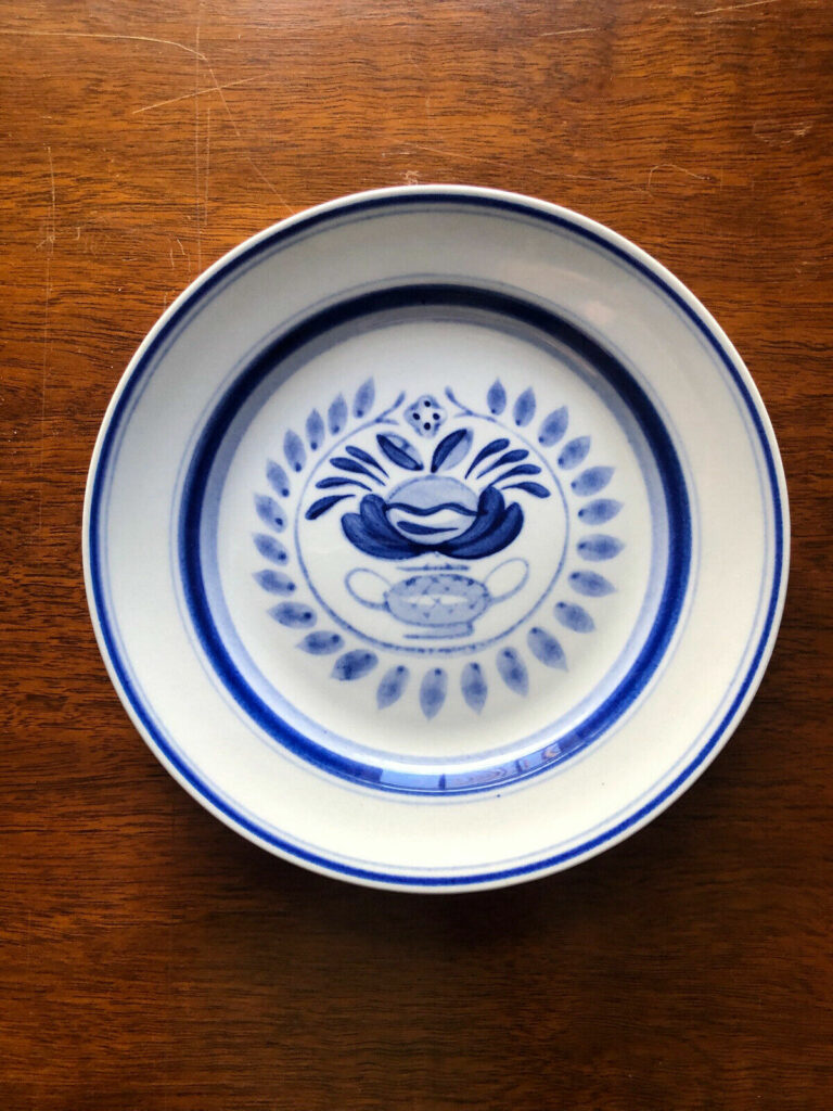 Read more about the article Vintage Arabia Made in Finland 5 7/8″ “BLUE ROSE” Bread Plate EUC