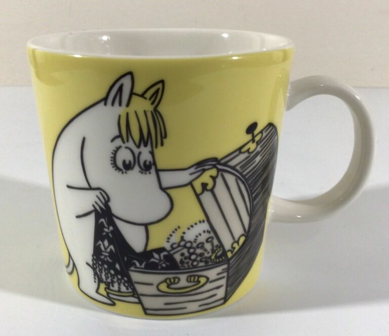 Read more about the article 2012 Yellow Arabia Moomin Mug Snorkmaiden / Niiskuneiti Treasure Chest 