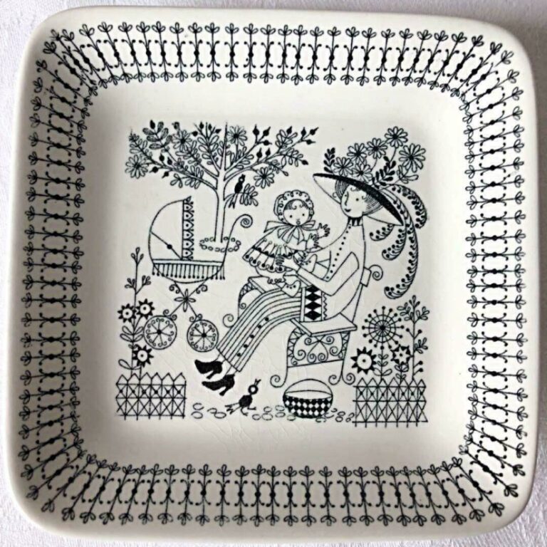 Read more about the article Vdezi Rare Arabian Emilia Square Plate Mom And Baby