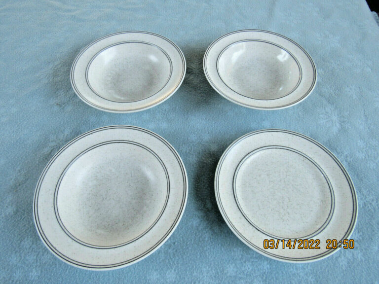 Read more about the article Lot of 4 Arabia Finland “BIRKA” dinnerware 3 8″ Bowls and 1  7 1/2″ plate