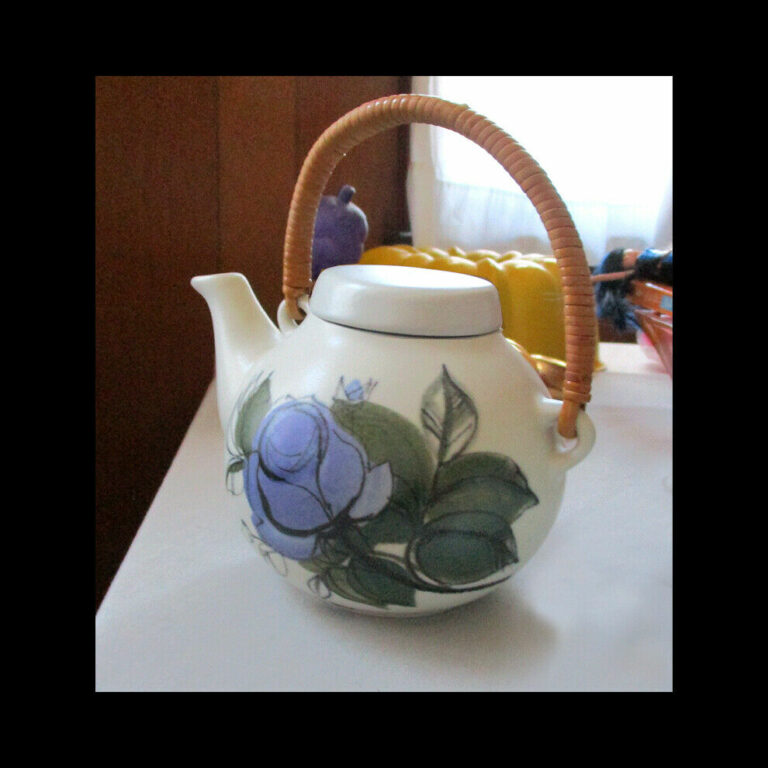 Read more about the article Vintage Arabia Finland Teapot DesignBy Ulla Procope Hilkka Liisa Ahola Blue Rose