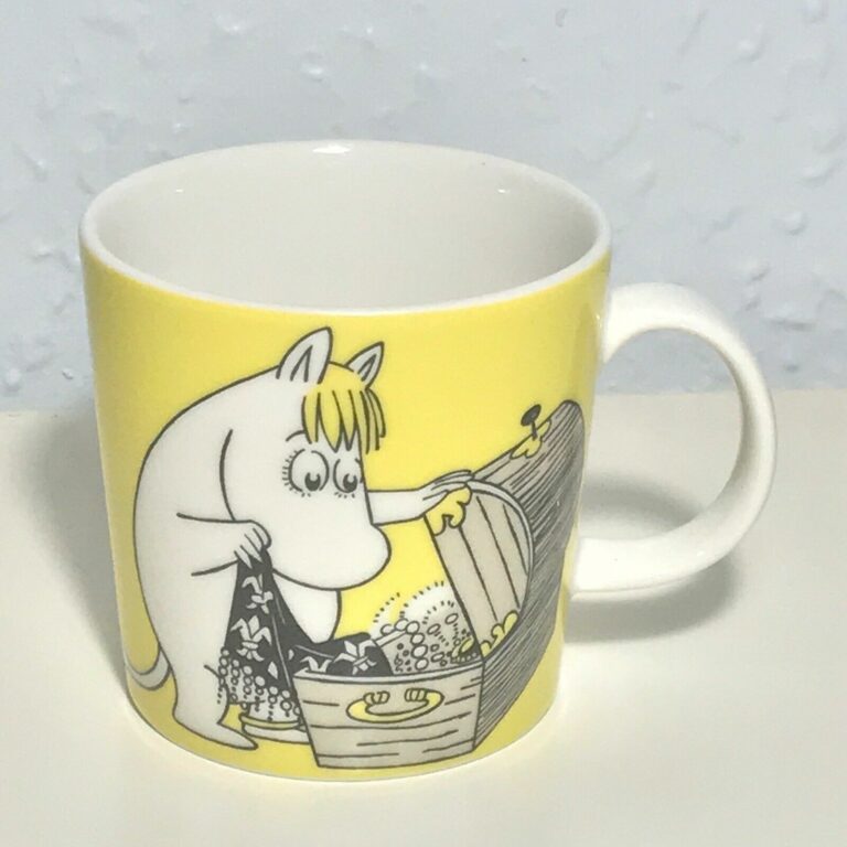 Read more about the article 2012 Yellow Arabia Moomin Mug Snorkmaiden / Niiskuneiti Treasure Chest 0.3 L EUC