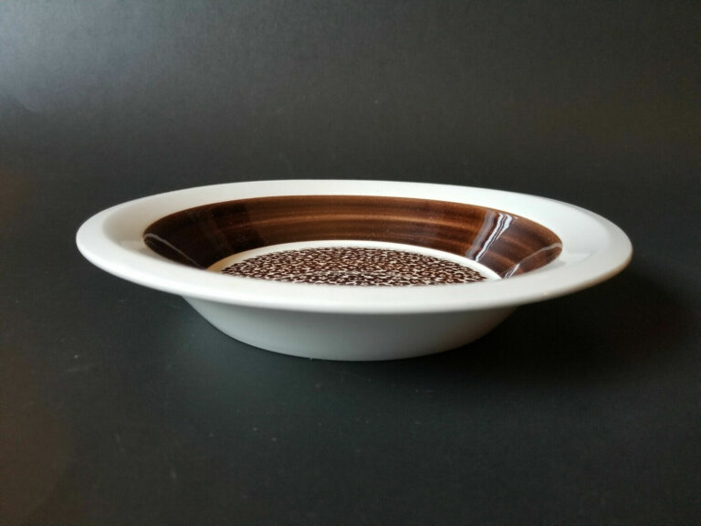 Read more about the article Arabia Finland Faenza 8″ Rimmed Soup Bowl Brown Flowers Seppala Vintage MCM