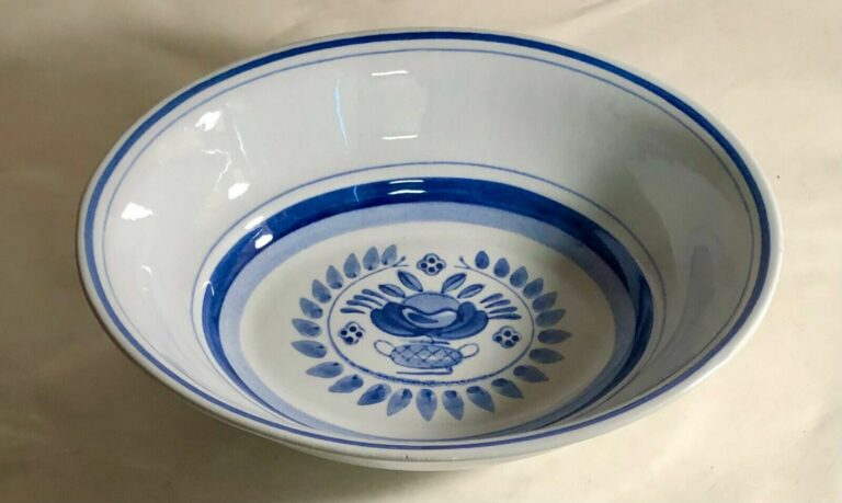 Read more about the article Arabia Blue Rose 8 1/2″ Oval Vegetable Bowl