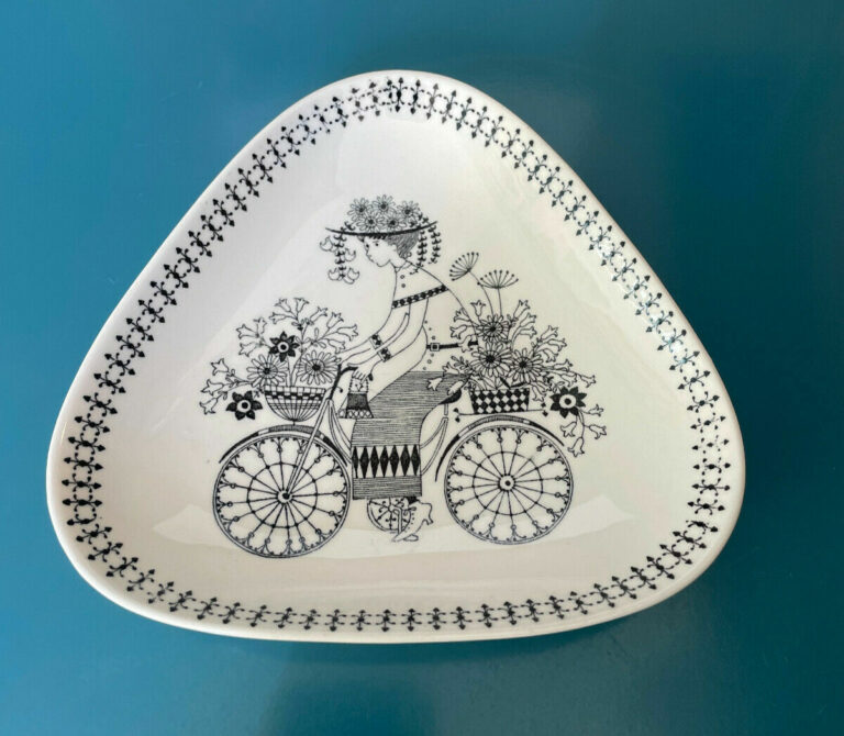 Read more about the article Arabia Finland Emilia Triangle Bicycle Flowers Plate Raija Uosikkinen