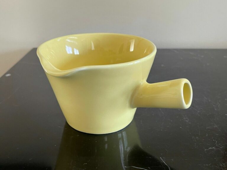 Read more about the article Vintage Arabia Pottery Finland Teema Yellow Kaj Frank Gravy Boat