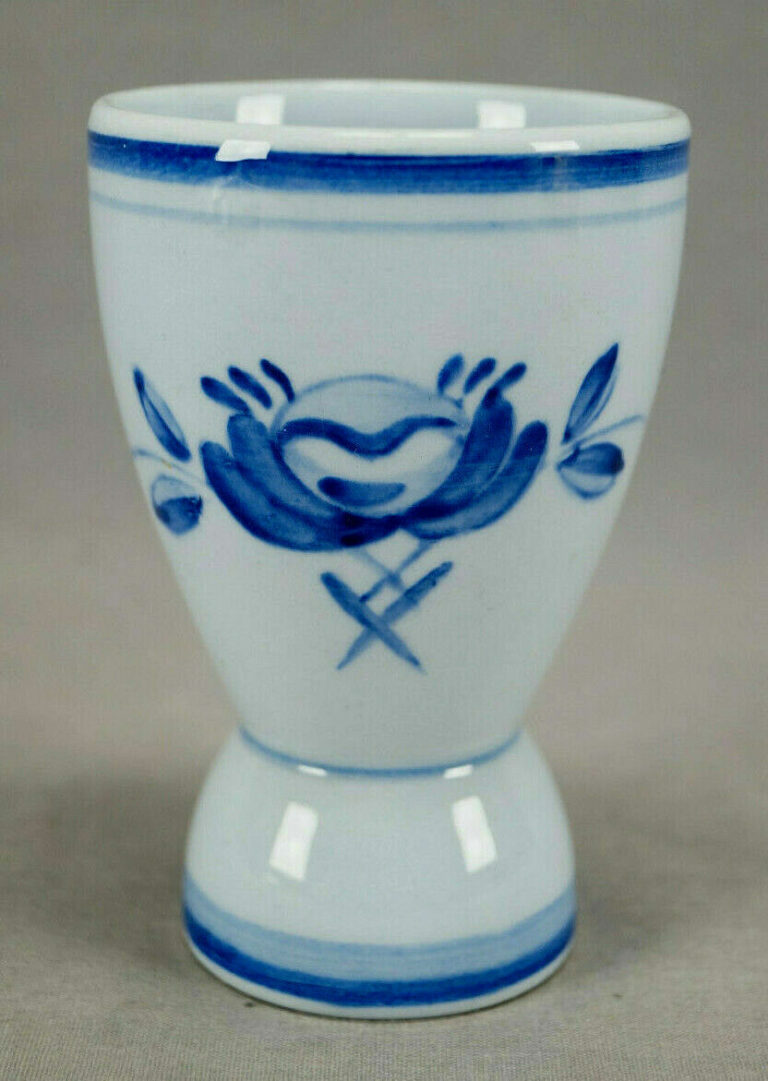 Read more about the article Vintage Arabia Finland Blue Rose Pattern Earthenware Double Egg Cup