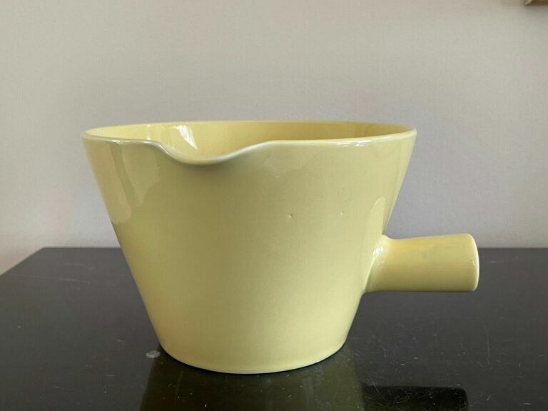 Read more about the article Vintage Arabia Pottery Finland Teema Yellow Kaj Frank Huge Gravy Boat