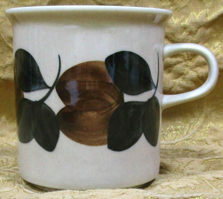 Read more about the article 1 ARABIA RUIJA Troubadour flat 3.5″ high coffee cup mug FINLAND – no saucer
