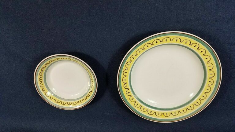 Read more about the article Lot of 2 Bowls 5″ + 7 5/8″ Arabia Finland Crown Band Hand Painted Bowls