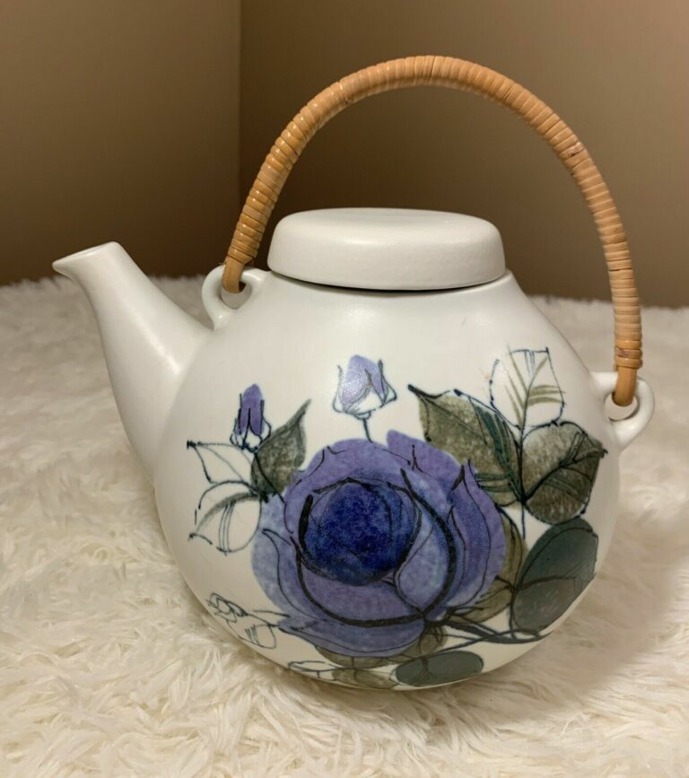 Read more about the article Vintage Arabia Finland Teapot DesignBy Ulla Procope Hilkka Liisa Ahola Blue Rose