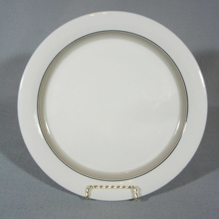 Read more about the article Arabia Finland Seita Arctica  10 1/4″ Dinner Plate