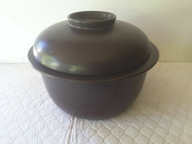 Read more about the article Retro vintage Mid Century 1960’s ARABIA Finland LIEKKI Ovenware lidded casserole