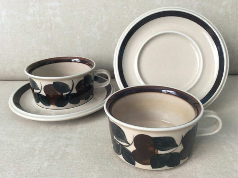 Read more about the article Arabia of Finland Ruija Troubador 2 flat cup and saucer sets black brown on tan