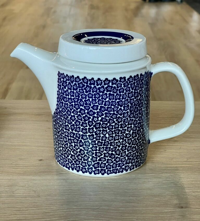 Read more about the article Vintage Arabia Findland Faenza Blue Flowers Ceramic Coffee Pot Mid Century Moder