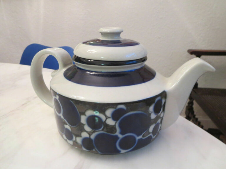 Read more about the article Rare Vintage Arabia of Finland Saara Teapot Cobalt Blue Band Flowers Brown White