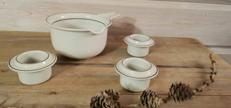 Read more about the article Arabia/ Fennica/ Set: Sauce boat and 3 egg cups /Richard Lindh / Ulla Procopé