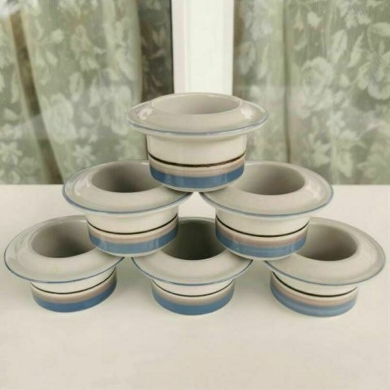 Read more about the article Arabia/Uhtua/ Inkeri Leivo/Set of 5 egg cups/ 70s