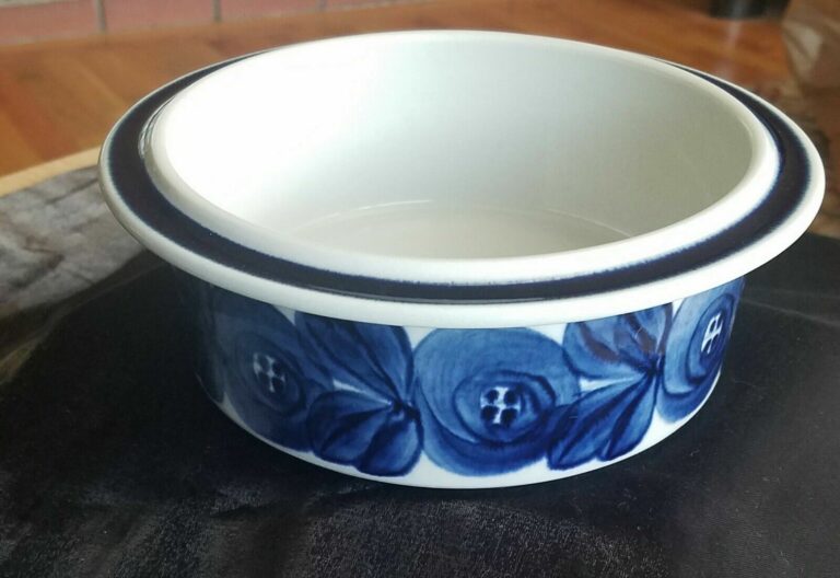Read more about the article ARABIA Finland Hand Painted ANEMONE Blue Casserole Bowl 7 1/3″ Width MINT