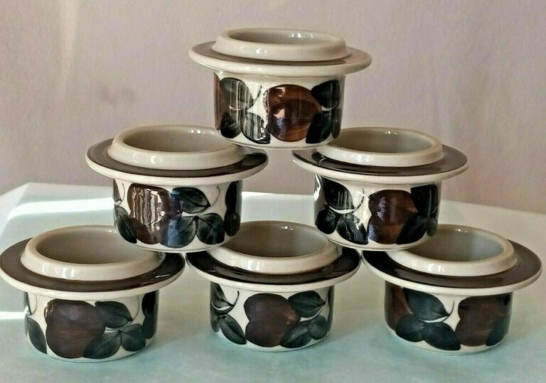 Read more about the article FANTASTIC VINTAGE ARABIA FINLAND RUIJA TROUBADOUR EGG CUP HOLDER SET OF 6