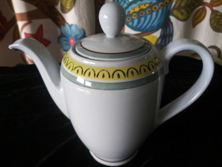 Read more about the article Arabia Crownband of Finland Large 4 Cup Teapot