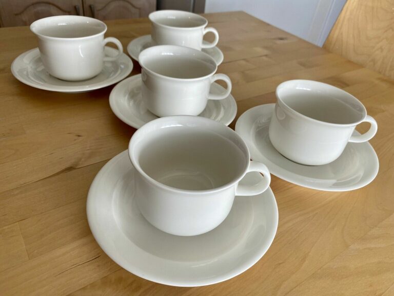 Read more about the article NEW w/o tag Arabia Finland Arctica white coffee cups and saucers