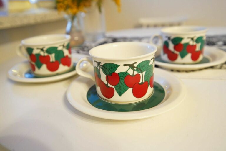 Read more about the article Arabia Finland Kirsikka / Cherry Tea Cups and Saucers 3 PCS