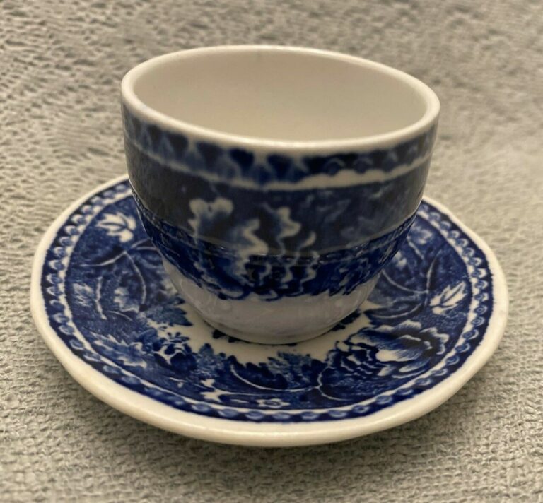 Read more about the article Vintage ARABIA FINLAND Demitasse Cup and Saucer Flow Blue Rose – Flow Blue