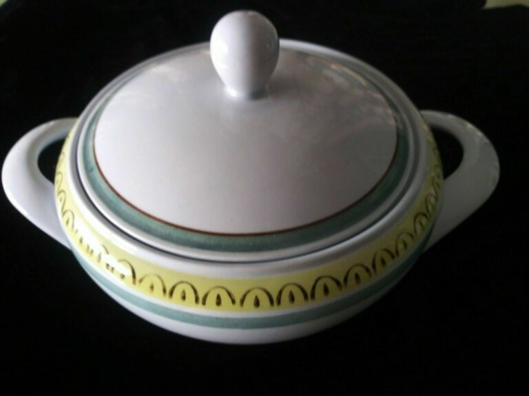 Read more about the article Arabia of Finland Crownband Covered Vegetable Serving  Bowl