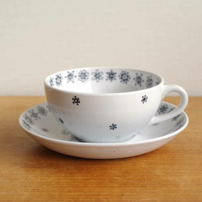 Read more about the article Vtage Arabian Snowflake Tea Cup Saucer Arabia