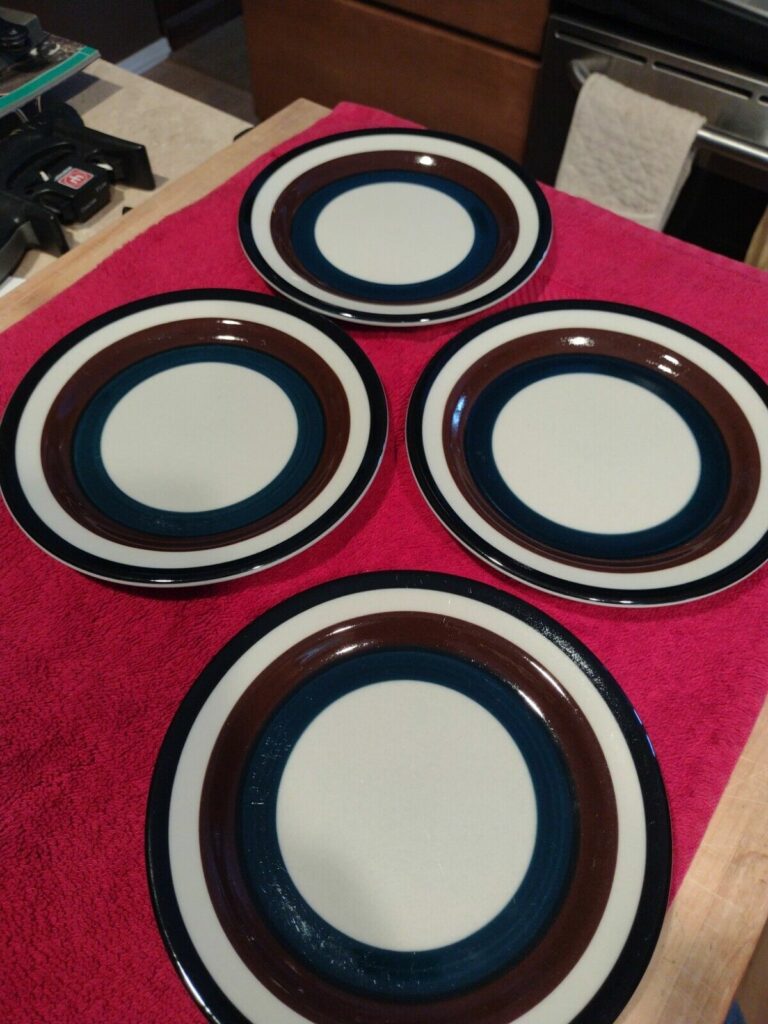 Read more about the article 4 Arabia Finland Kaira Pattern 6-5/8 Inch Bread Plates Navy and Brown Ring