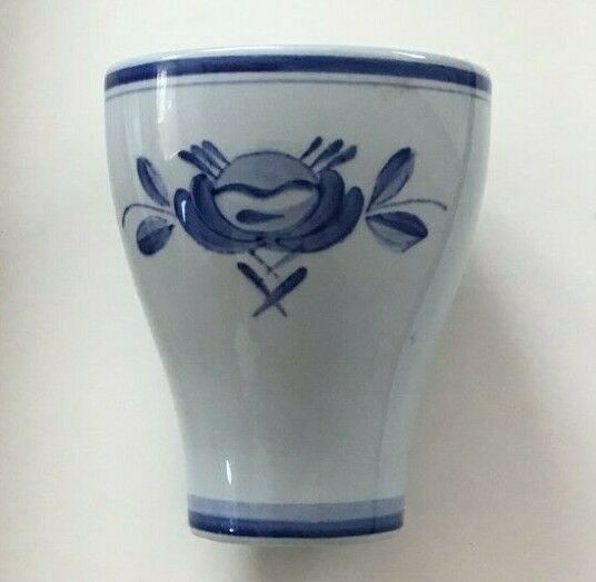 Read more about the article Arabia Finland Blue Rose Tumbler