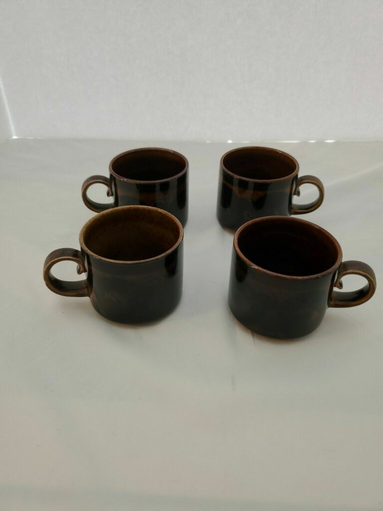 Read more about the article ARABIA FINLAND SORAYA BROWN CUPS VINTAGE – Set of 4