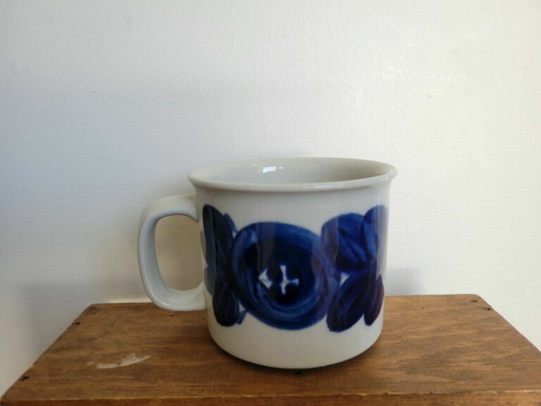 Read more about the article Arabia Finland Anemone Blue Ulla Procope Mug Signed Vintage