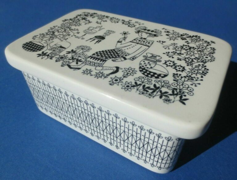 Read more about the article Vtg Arabia Finland Emilia Butter Dish Box Raija Uosikkinen Rare Scandinavian Art