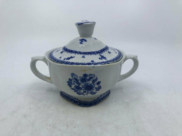 Read more about the article VTG FINN FLOWER BLUE FLOWER COVERED SUGAR BOWL.
