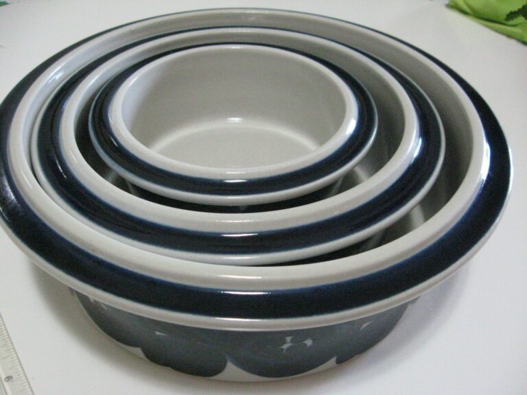Read more about the article ARABIA Anemone Blue Nesting Lot of 3 Serving Bowls  Finland