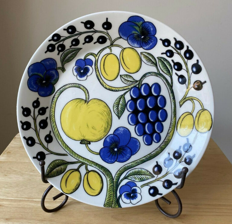Read more about the article ARABIA FINLAND PARATIISI 10.25″ Dinner Plate – Blue Yellow Flowers Fruits – VGUC