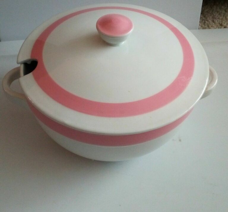 Read more about the article ARABIA FINLAND 2 Quart Covered Casserole Ribbons Pink  Stripe