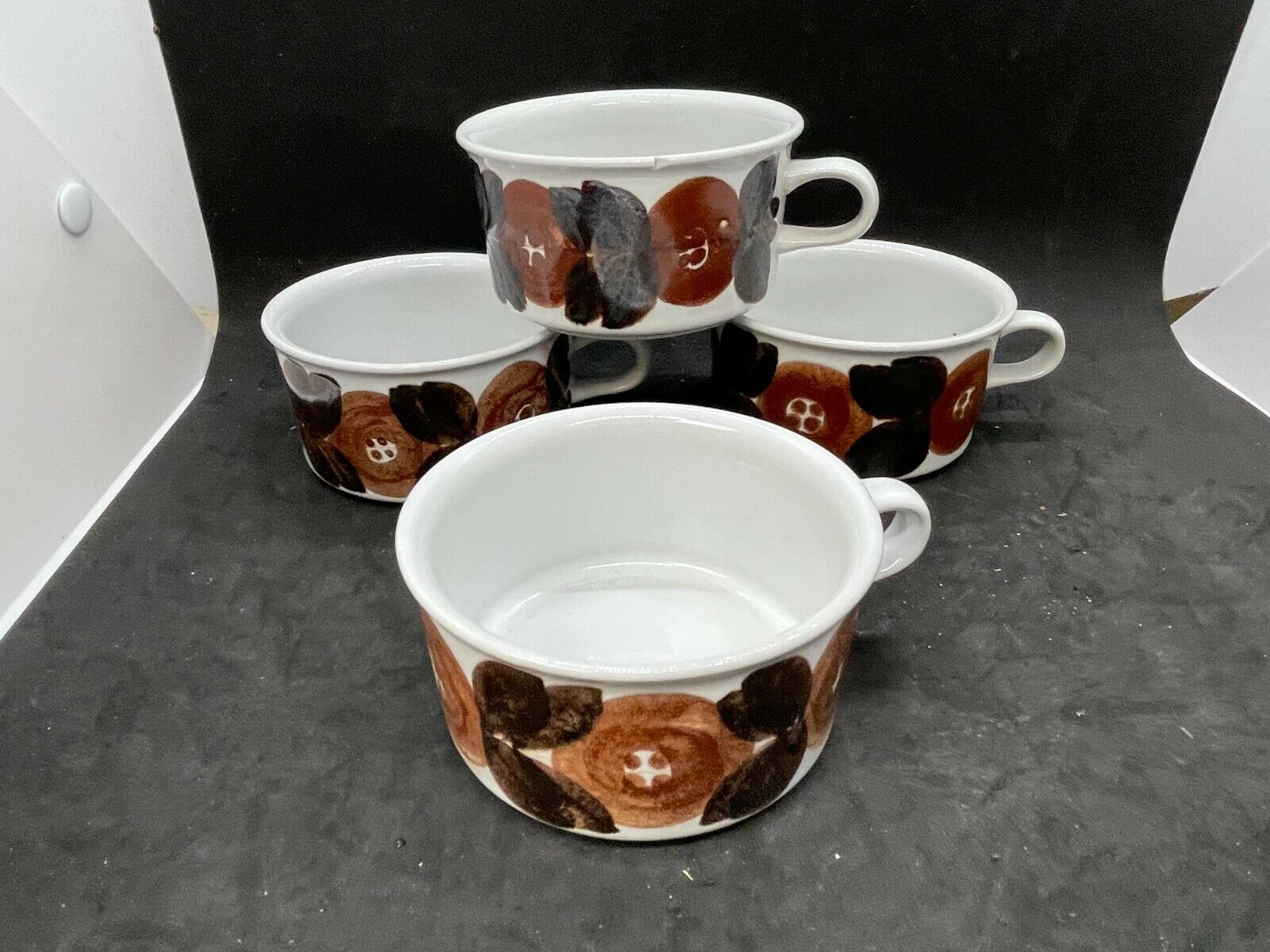 Read more about the article 4 Arabia Finland Ruija Troubadour 2 1/8″ Flat Coffee Cups – one chipped rim