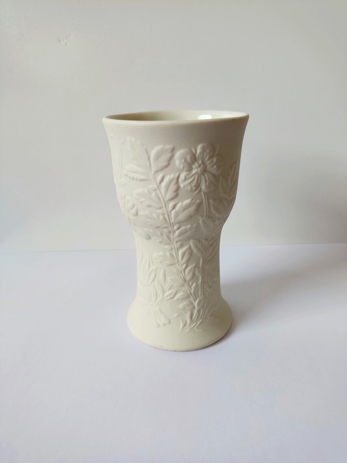 Read more about the article Arabia Gunvor Olin-Grönqvist Suvi white vase – Made in Finland – 1978-1989