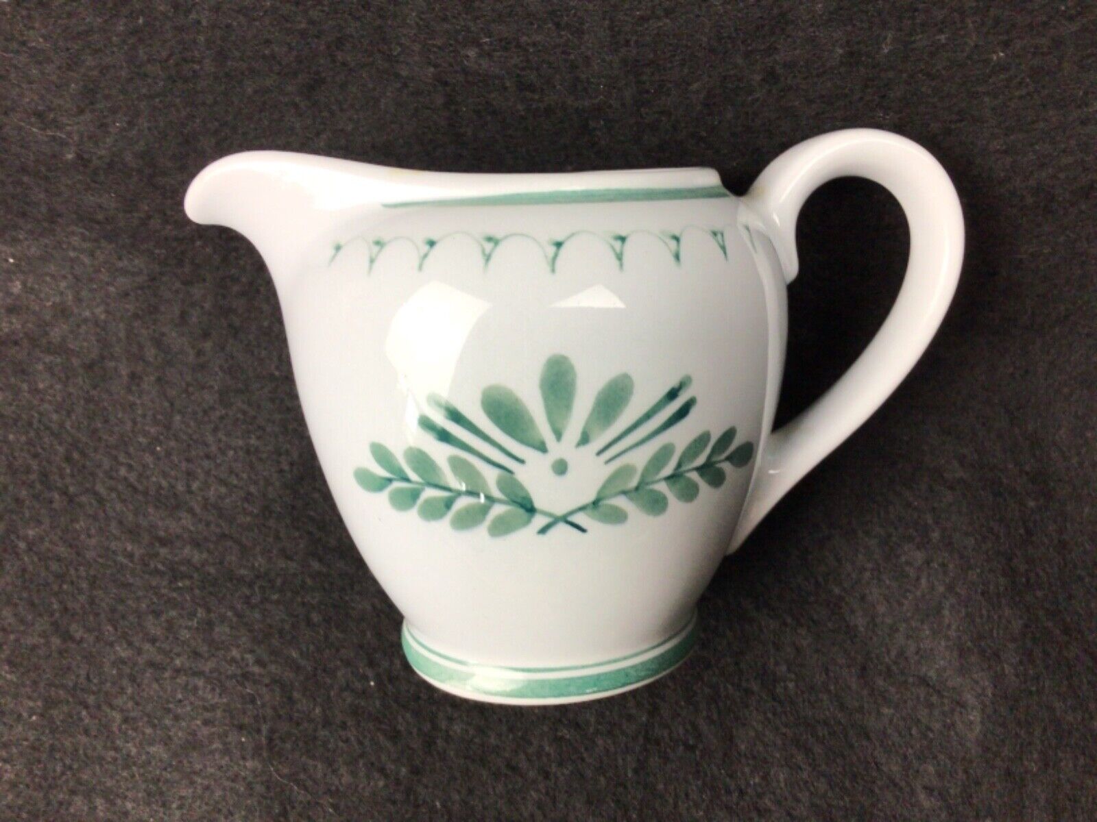 Read more about the article Arabia GREEN THISTLE Finland CREAM PITCHER Mid-Century Modern VGUC