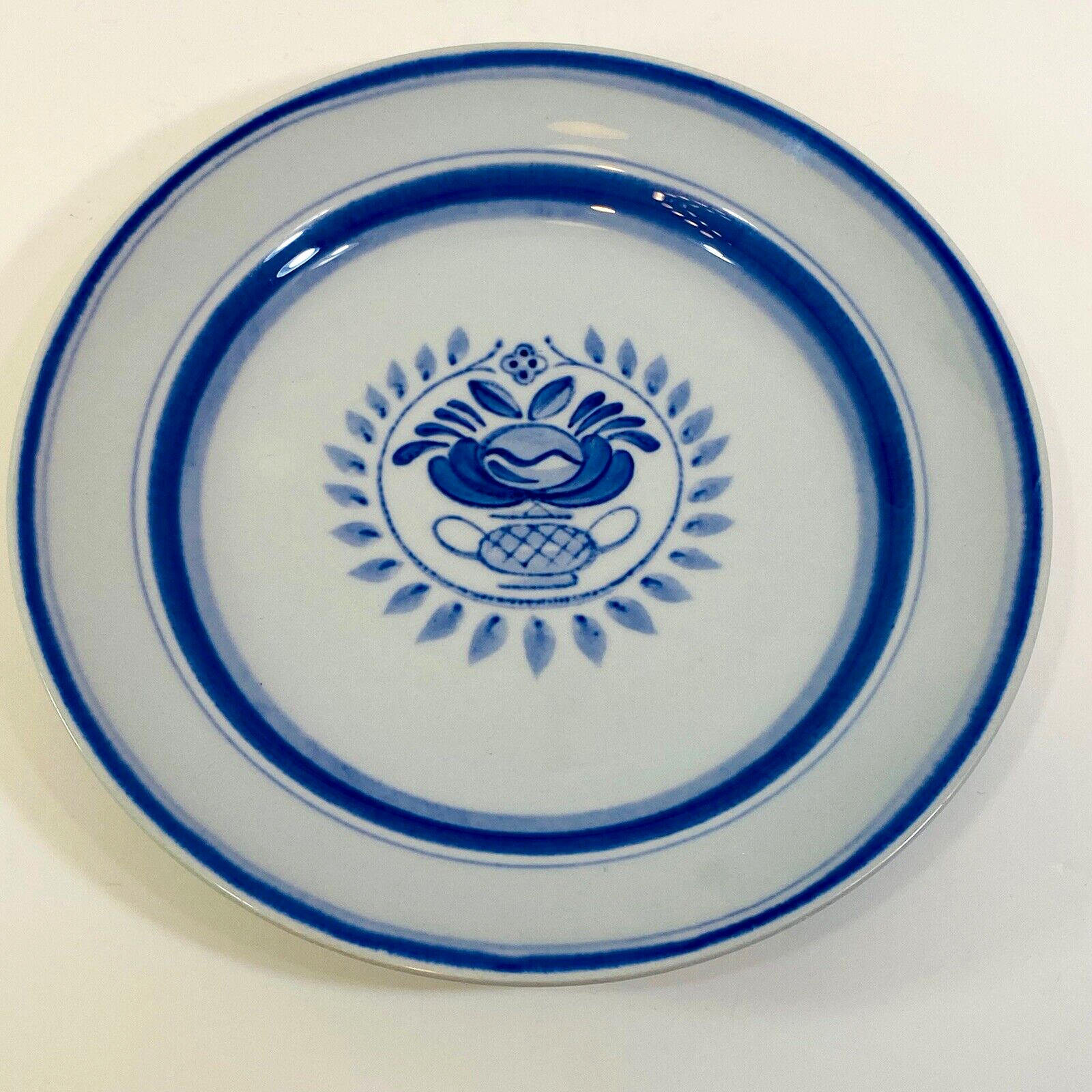 Read more about the article Vintage Arabia Finland Blue Rose Salad Plate Flower Rings 7 1/2” Hand Painted