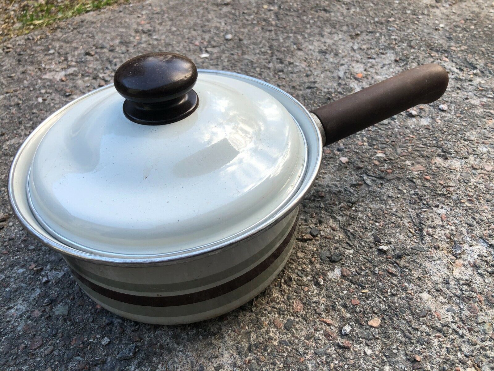 Read more about the article Finel Finland Pirtti Pot Pan Enamel Vintage Arabia