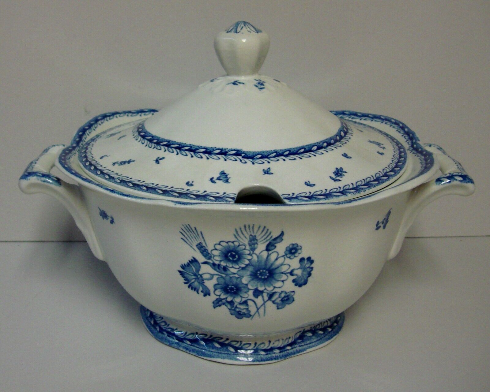 Read more about the article Arabia of Finland FINN FLOWER BLUE Soup Tureen SQUARE FINIAL BEST