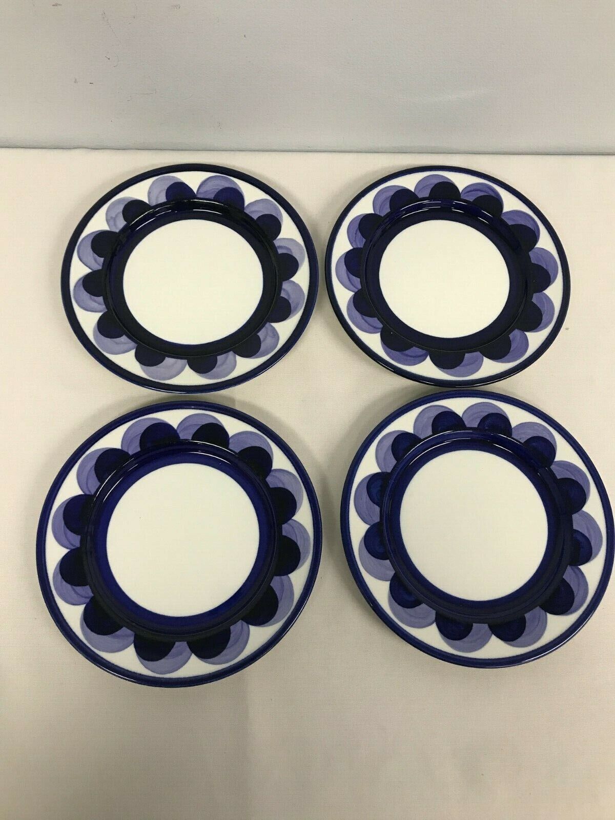 Read more about the article 4 MID CENTURY ARABIA FINLAND SIGNED ANJA JAATINEN PAJU 7 3/4″ SALAD PLATES