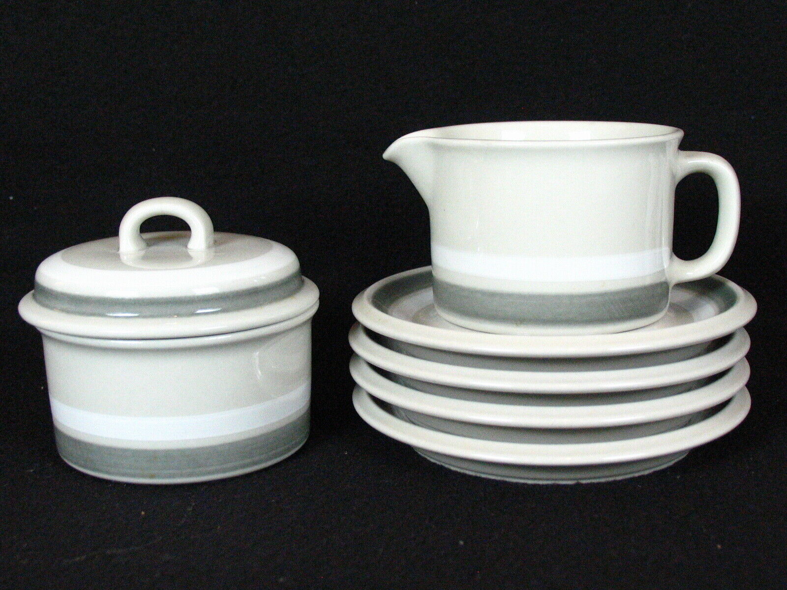 Read more about the article Arabia Finland Salla Sugar Bowl with Lid Creamer and 4 Cup Saucers