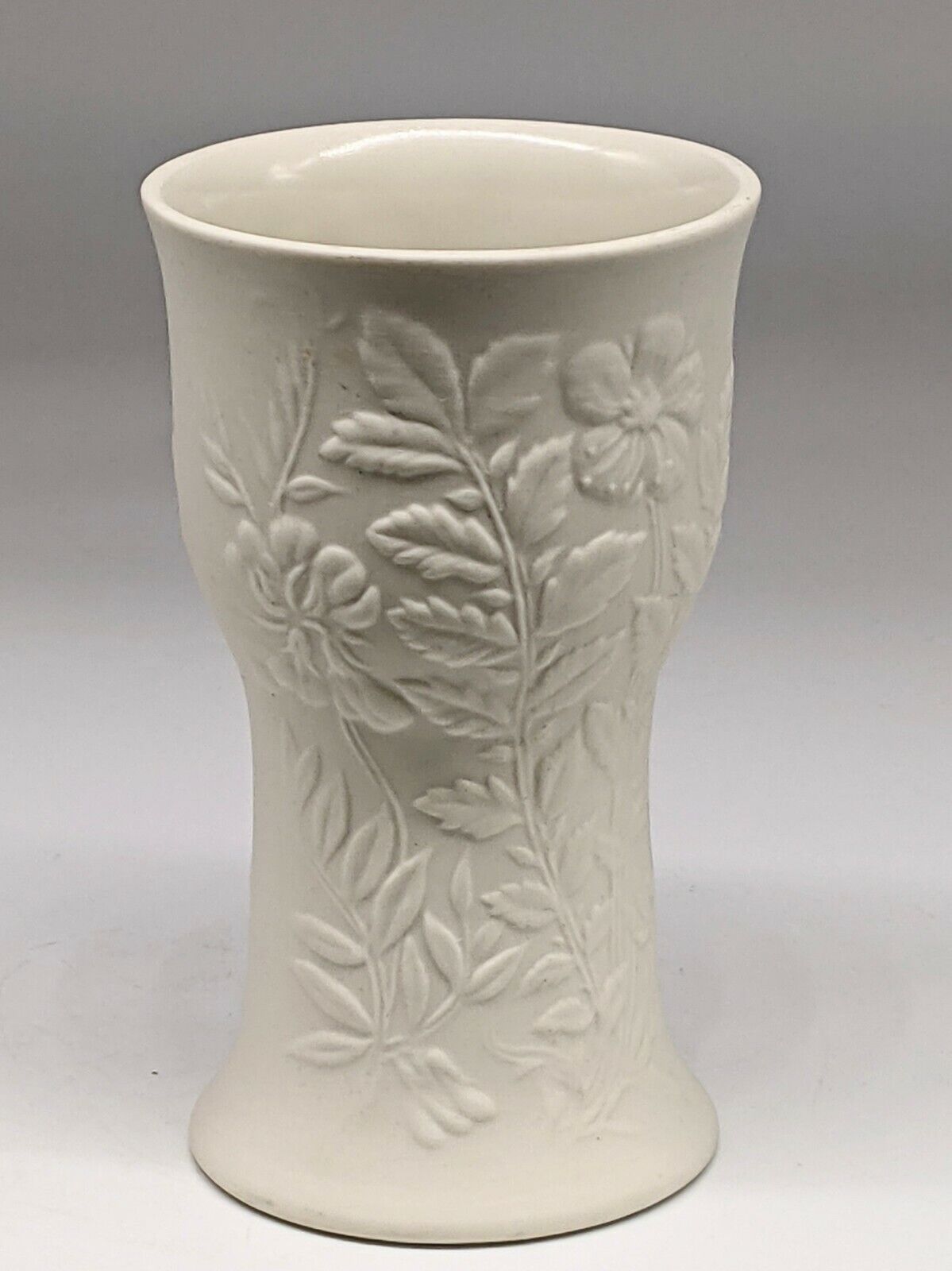 Read more about the article SUVI Arabia of Finland White Bisque floral vase by GUNVOR OLIN-GRONQVIST