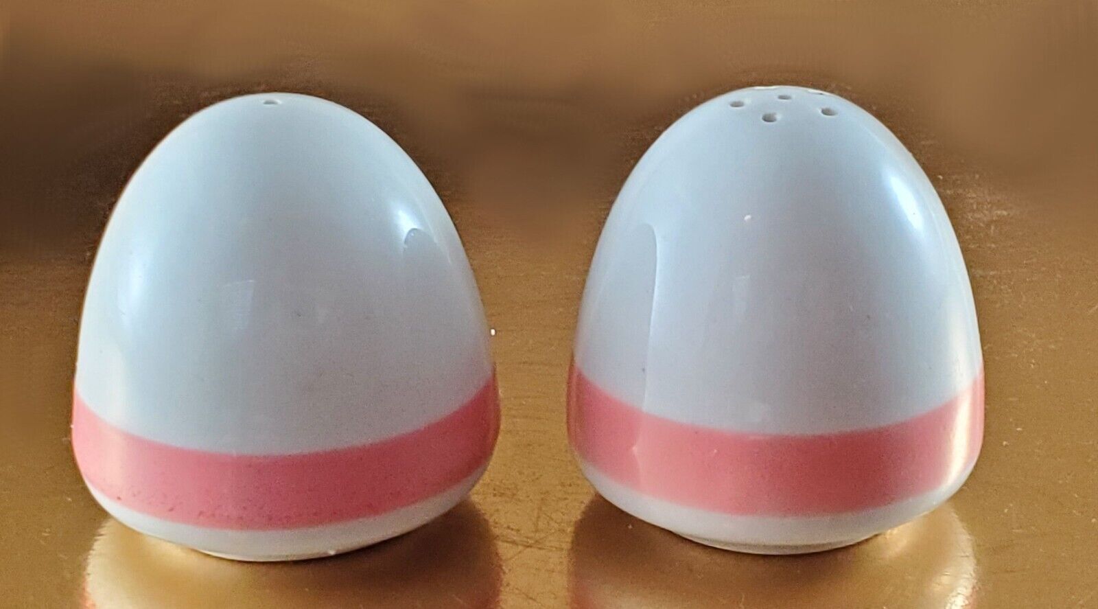 Read more about the article RARE Finland ARABIA  Kaj FRANCK Salt and Pepper Shakers PINK RIBBONS Design 60s