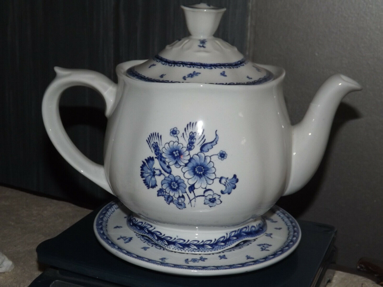 Read more about the article Arabia Finn Flower Blue White Teapot with Trivet Tea Tile